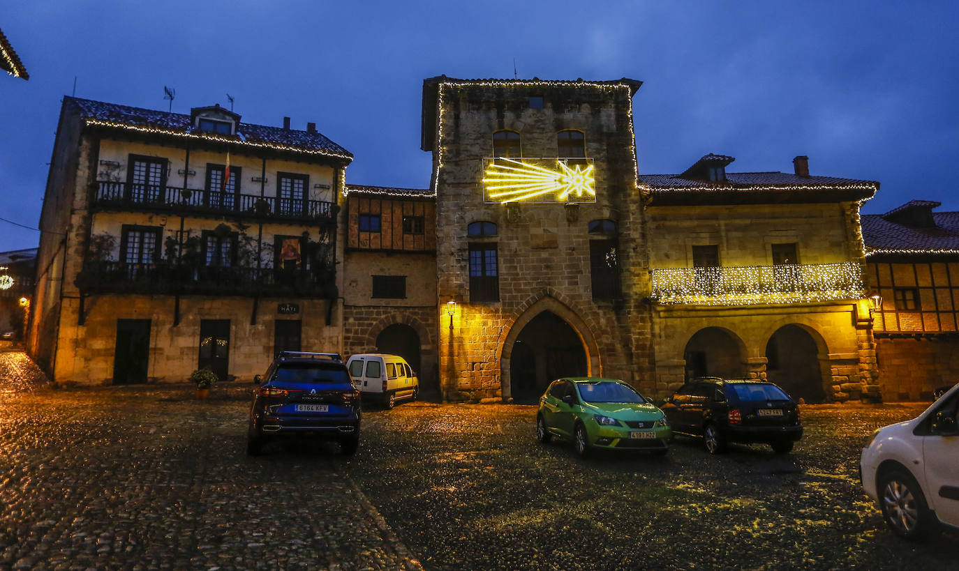 Fotos: El Ayuntamiento engancha luces de Navidad en los edificios históricos de Santillana del Mar