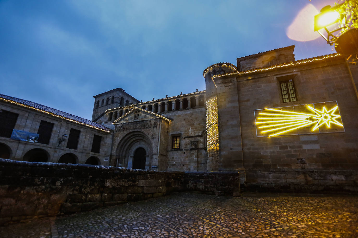 Fotos: El Ayuntamiento engancha luces de Navidad en los edificios históricos de Santillana del Mar