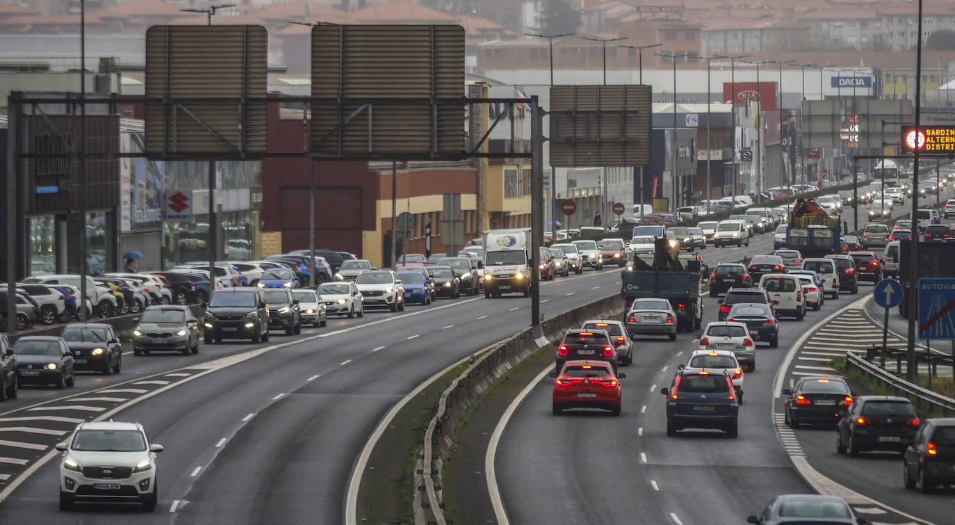 Fotos: Atascos en los accesos de los centros comerciales de Santander
