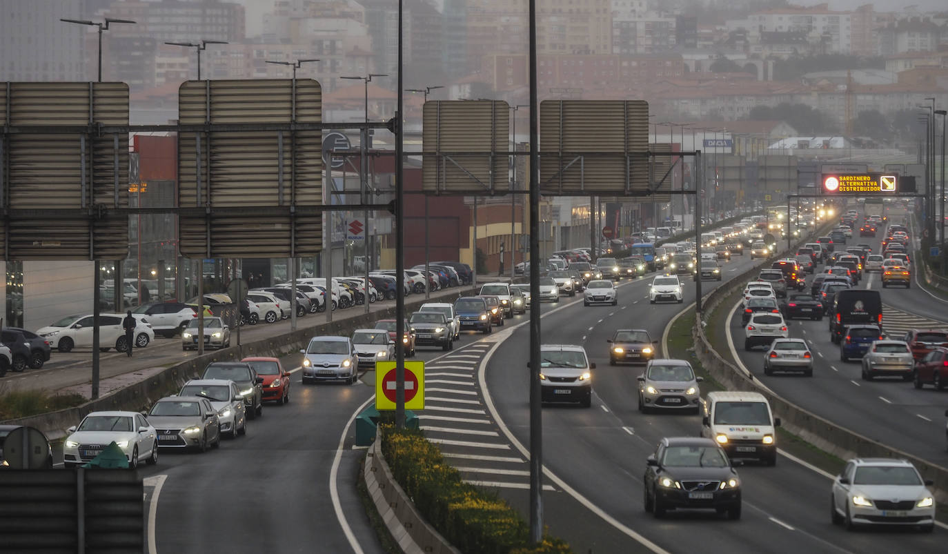 Fotos: Atascos en los accesos de los centros comerciales de Santander