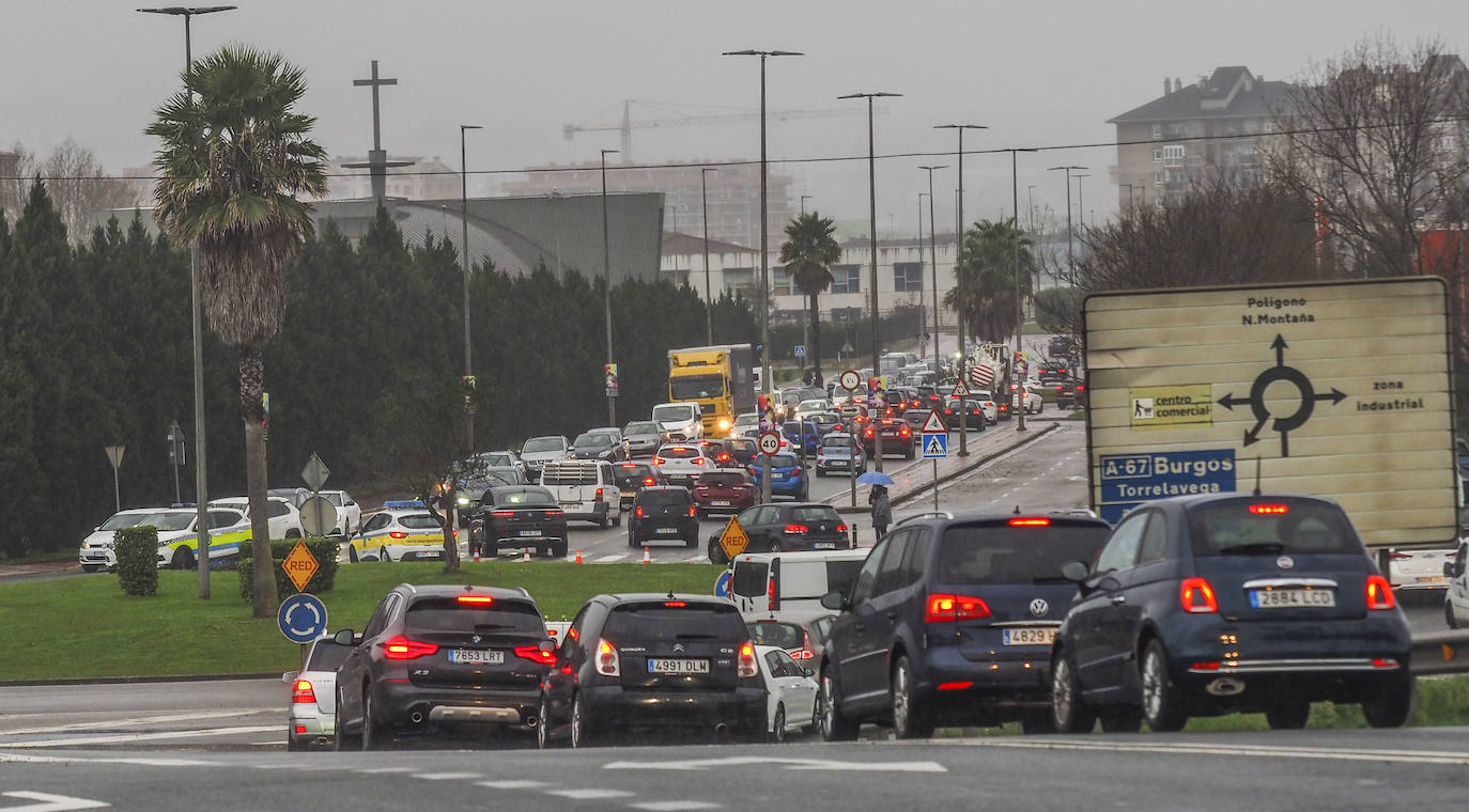 Fotos: Atascos en los accesos de los centros comerciales de Santander