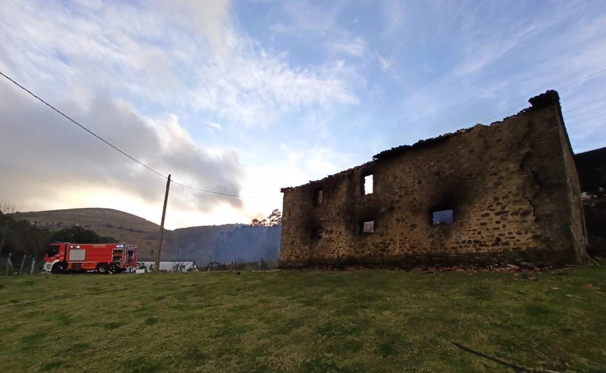 Un incendio destruye por completo una vivienda deshabitada en Riotuerto