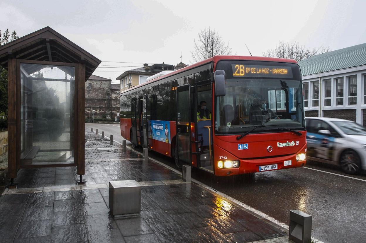 El Torrebús realiza una parada en el vecino municipio de Polanco. 