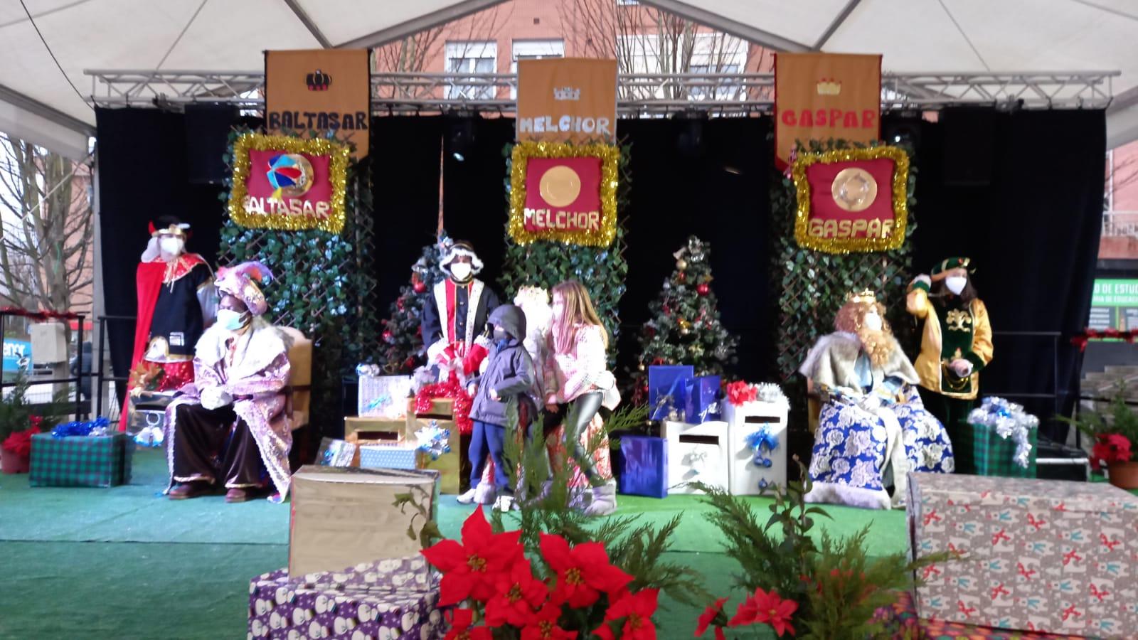 La plaza Margarita ha sido el lugar elegido para que los Reyes Magos pudieran recepcionar a los niños y niñas de Santa Cruz de Bezana.