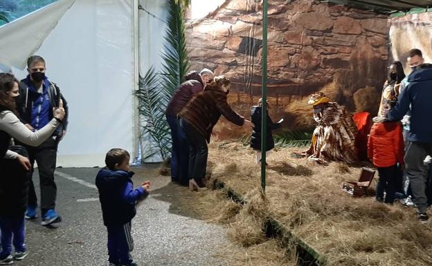 Niños ante los Reyes Magos en Limpias