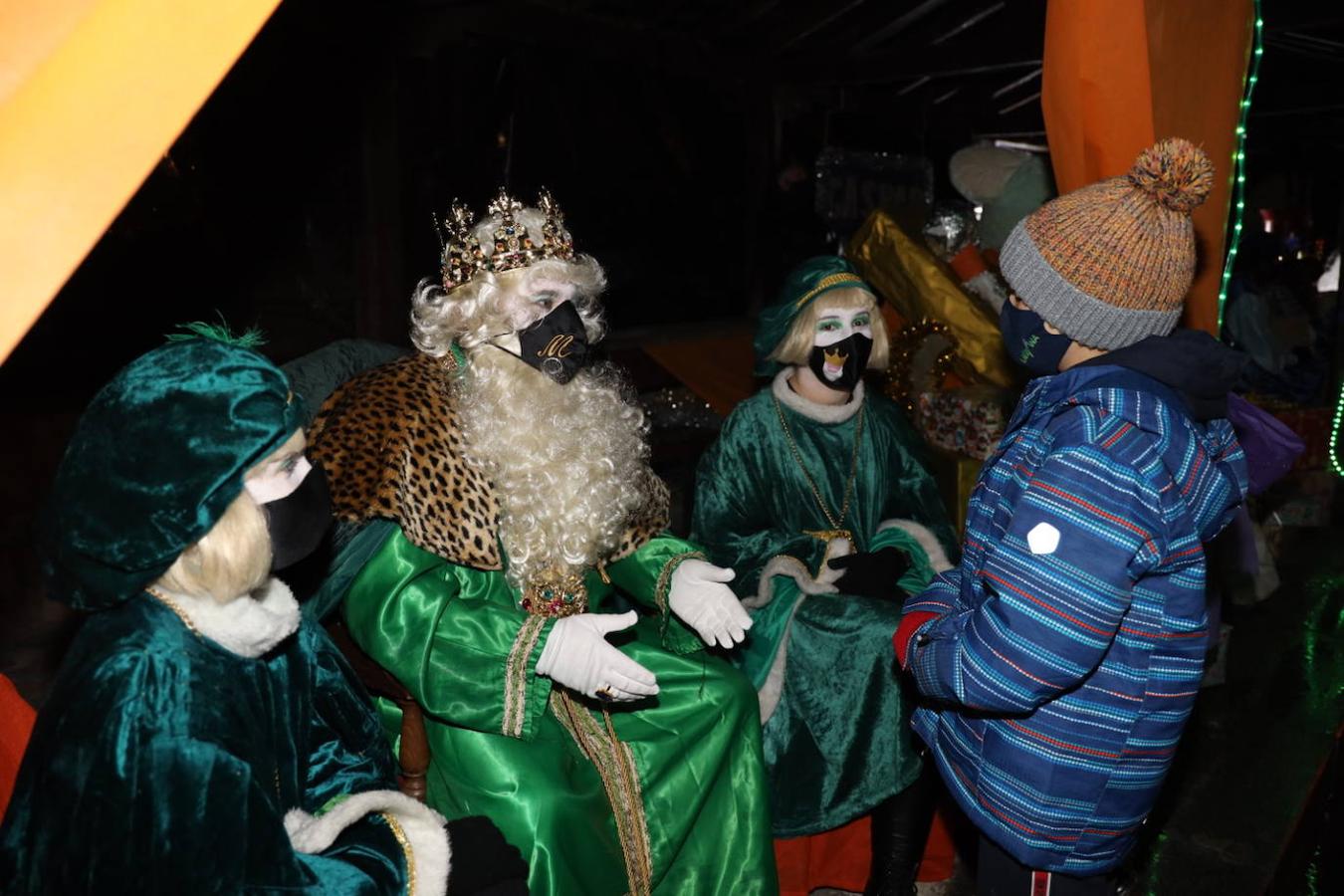 Los Reyes Magos recibieron a los niños de Potes en una zona cubierta en el ferial pequeño de La Serna.