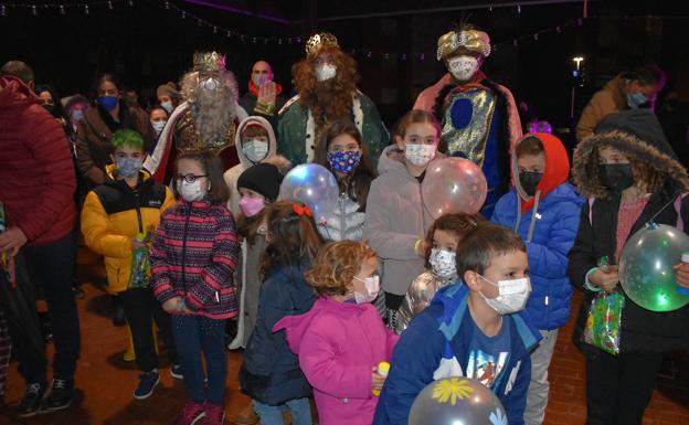 Varios niños posan con los Reyes en Los Corrales de Buelna.