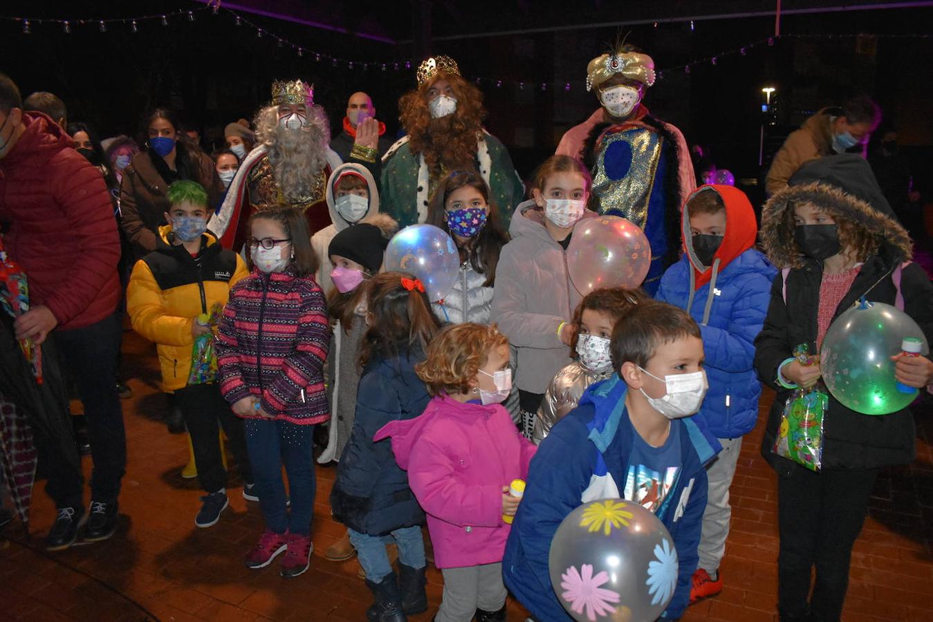 Los niños y niñas de Los Corrales de Buelna pudieron disfrutar de varias paradas de los Reyes Magos a lo largo de todo el municipio.