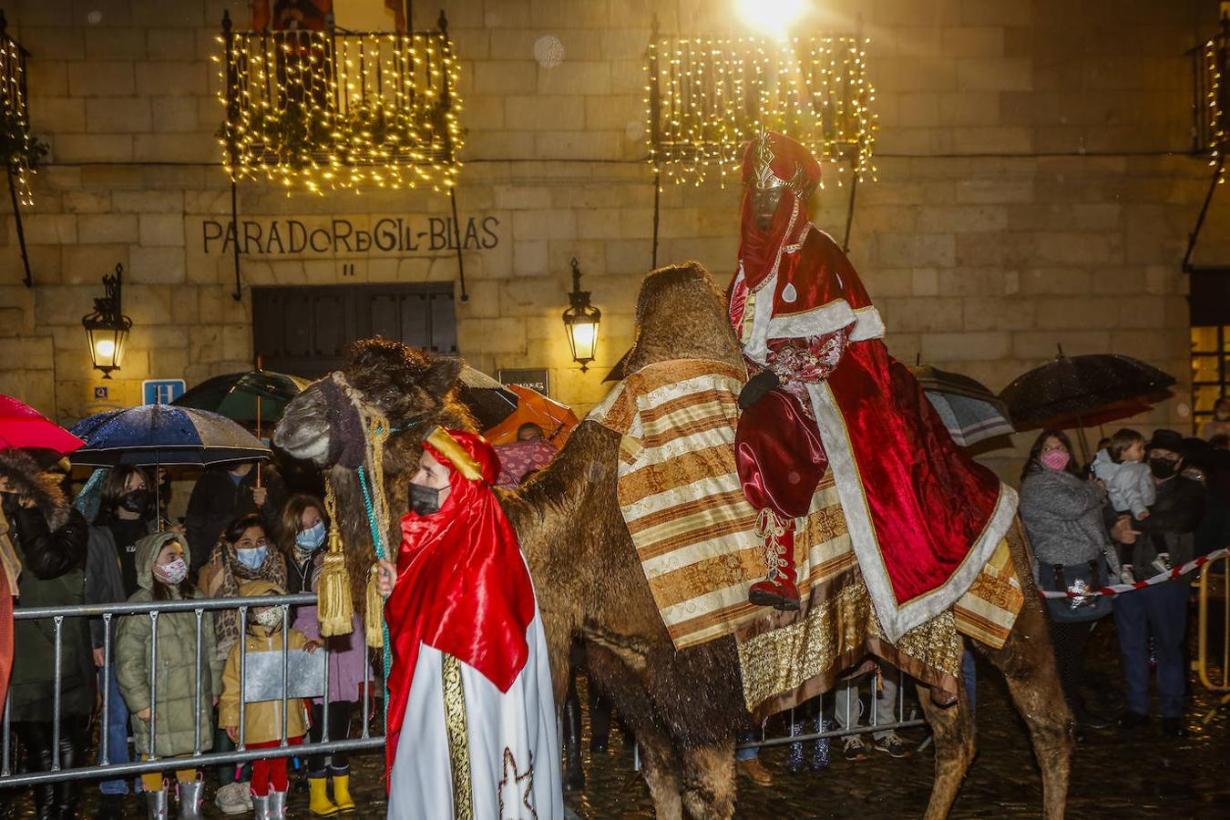 Santillana del Mar, la villa de la Cabalgata de Reyes por excelencia, se ha conformado con un acto que sustituye a su fiesta de Interés Turístico Nacional y han realizado una representación de su auto sacramental.