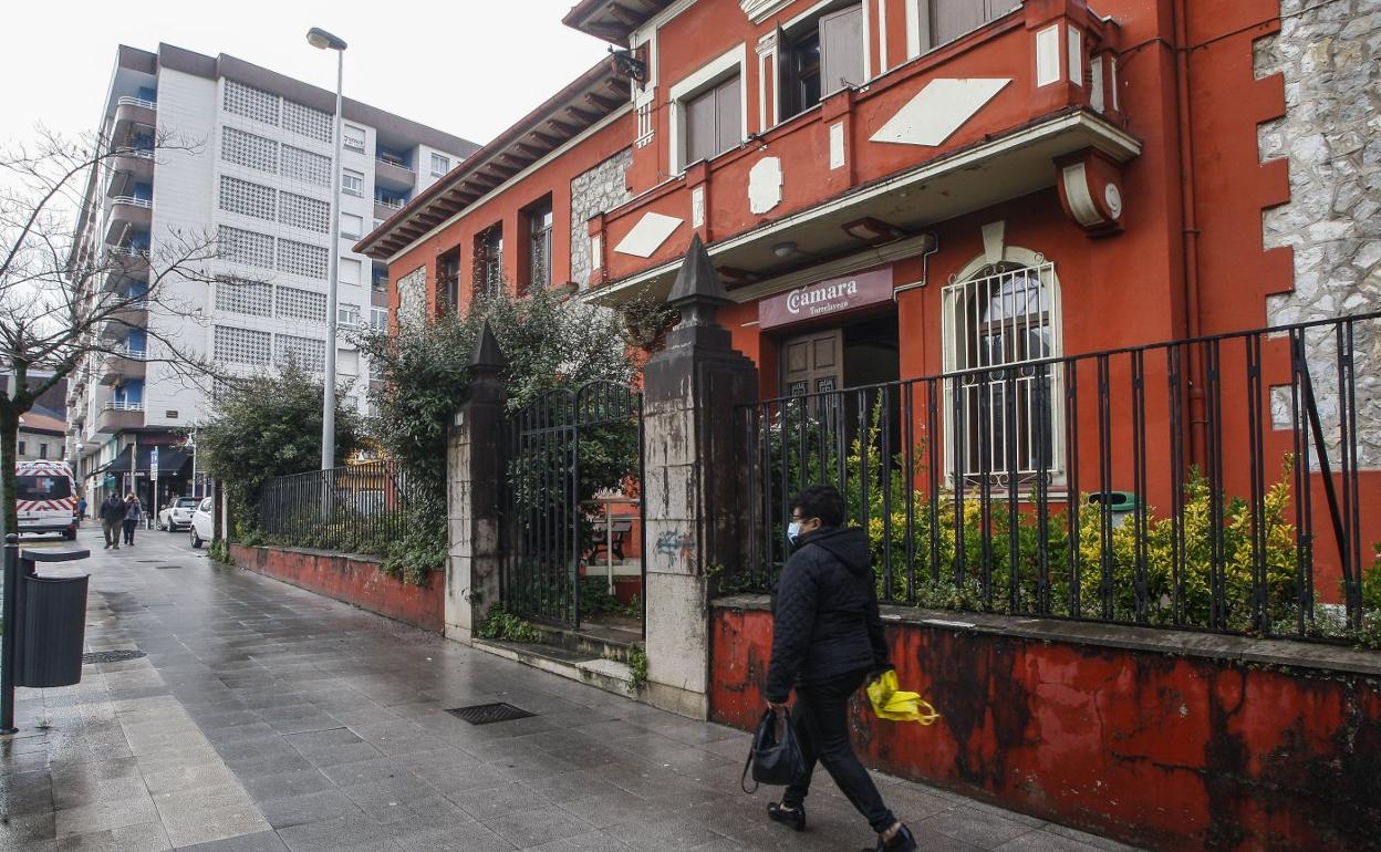 Fachada del edificio de la plaza de La Llama comprado a la Cámara por el Ayuntamiento. 