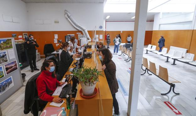 Los centros de salud bloquean las citas para dar prioridad a lo urgente ante «el desbordamiento»