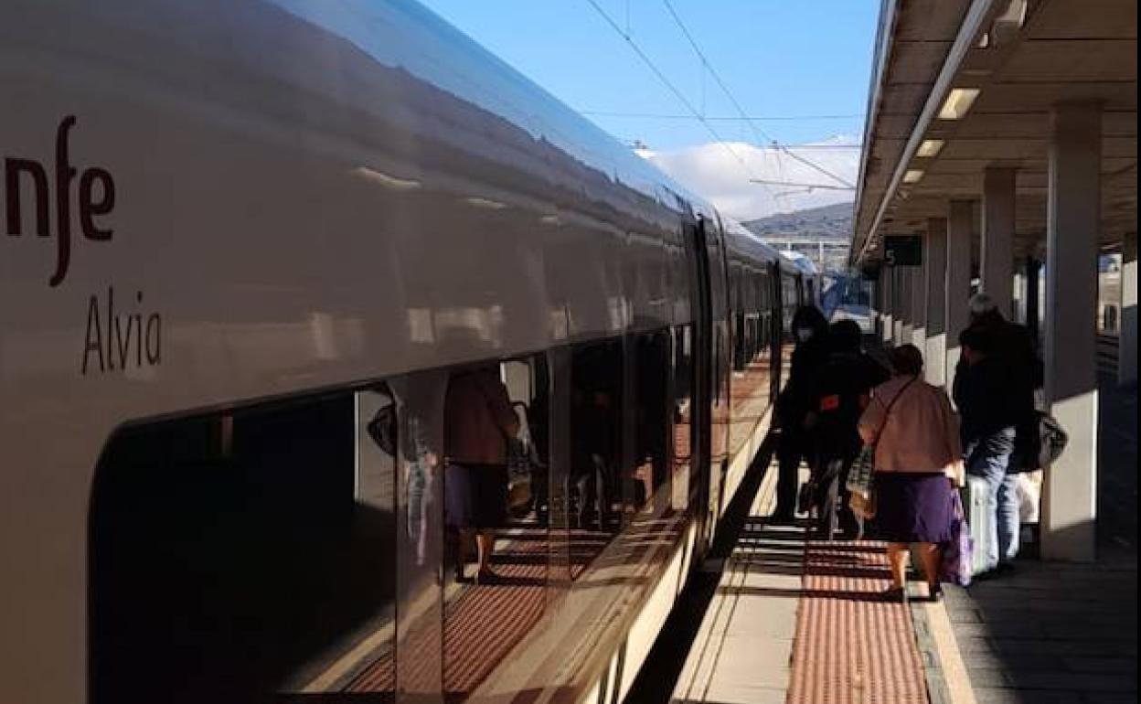 Imagen del transbordo de los viajeros, con el Alvia parado en la estación de Segovia, pasadas las 15.30.