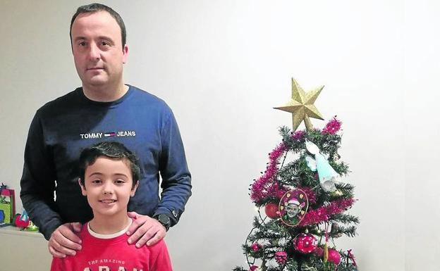 David Madera, policía local de Santander, posa con Álvaro, de 6 años.