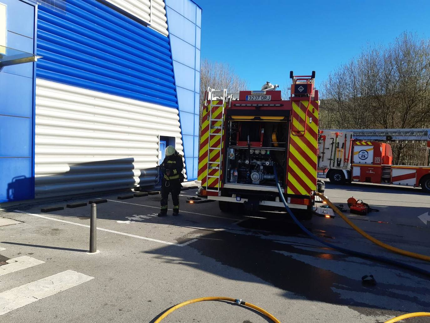 Fotos: Las imágenes del incendio del supermercado y el dispositivo de extinción