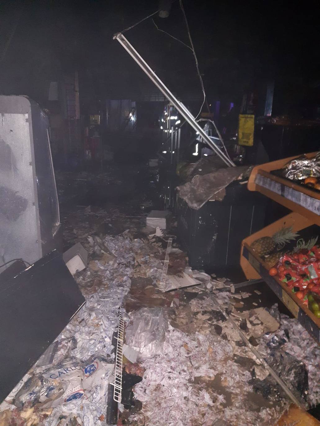 Fotos: Las imágenes del incendio del supermercado y el dispositivo de extinción