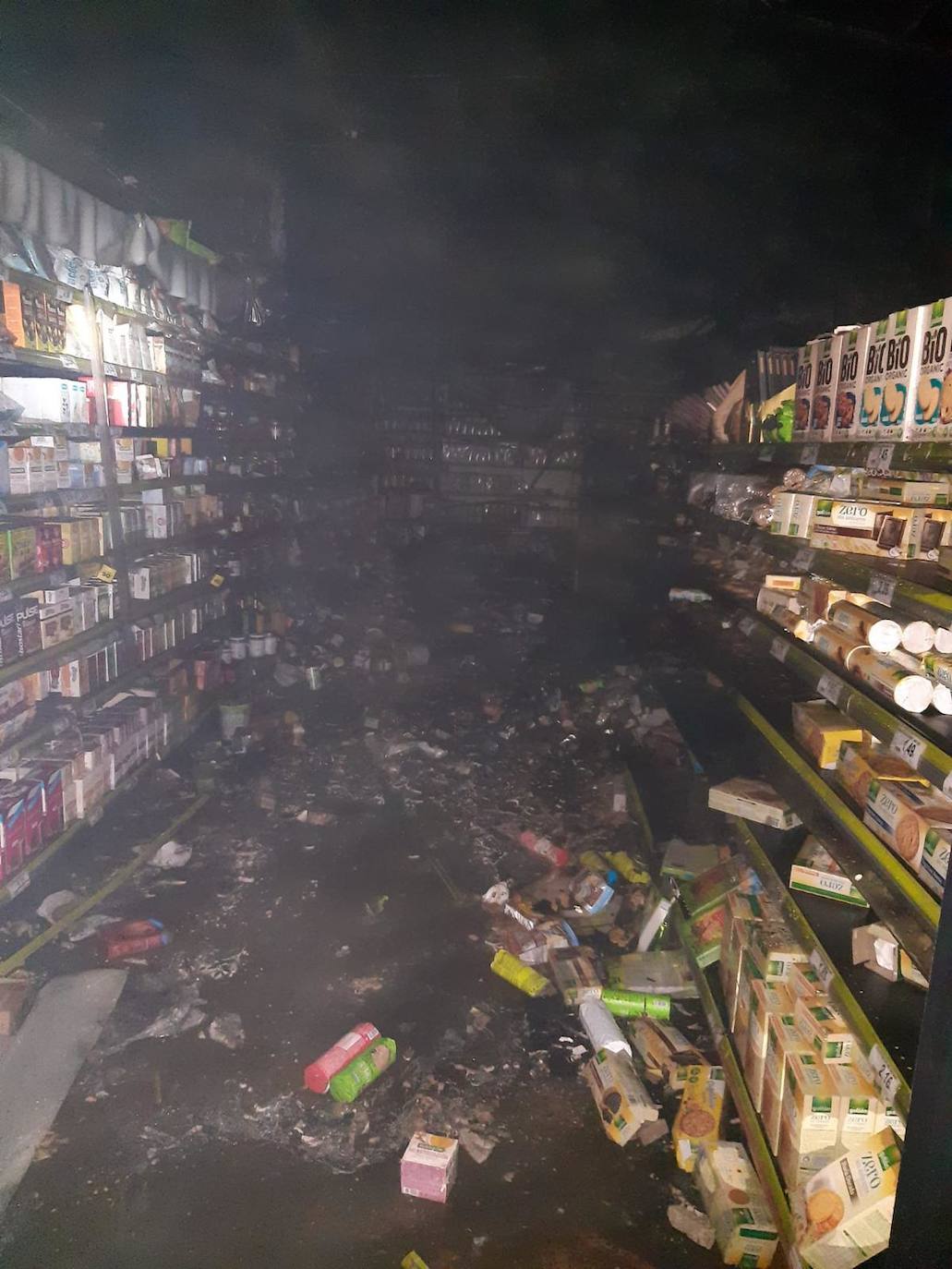 Fotos: Las imágenes del incendio del supermercado y el dispositivo de extinción