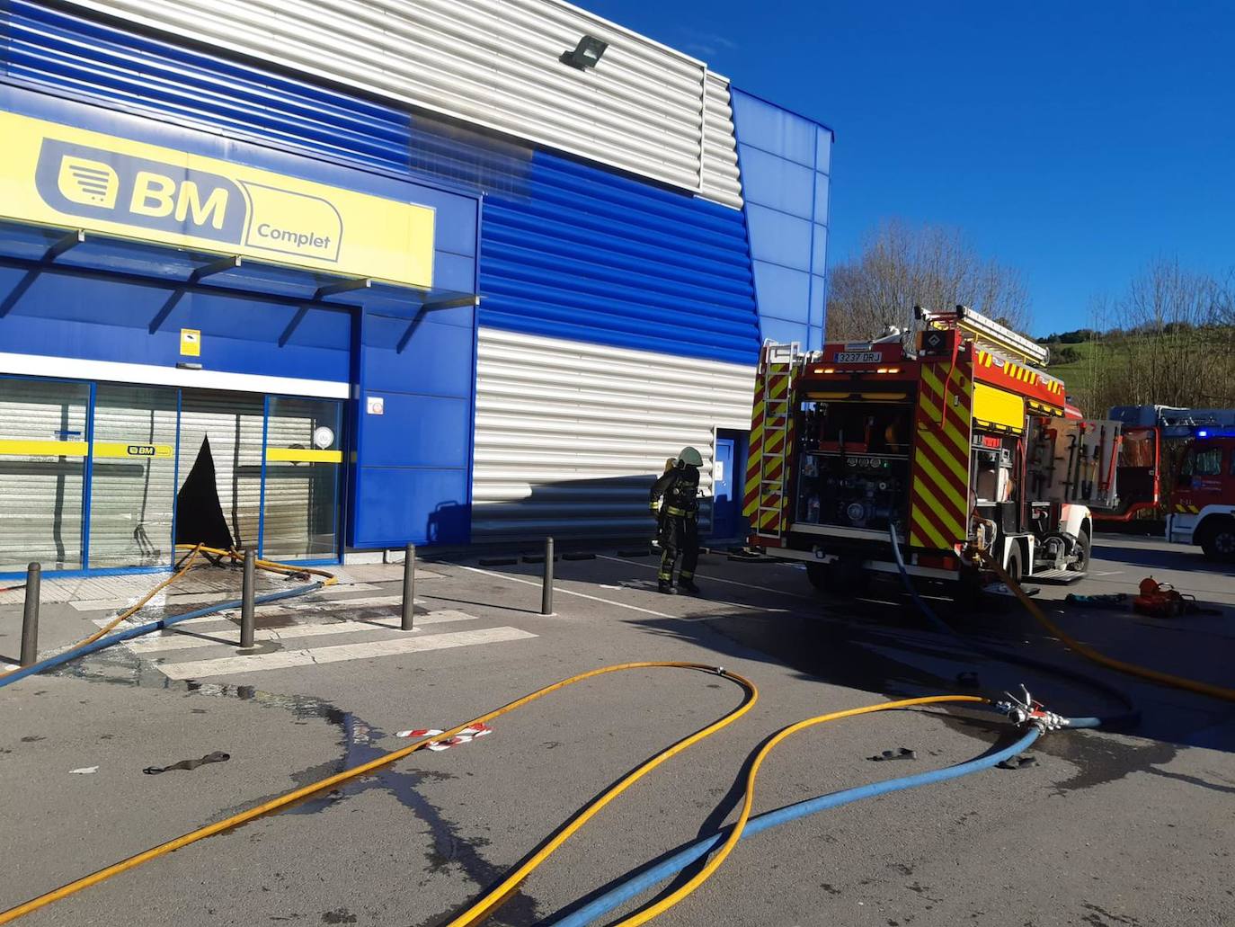 Fotos: Las imágenes del incendio del supermercado y el dispositivo de extinción