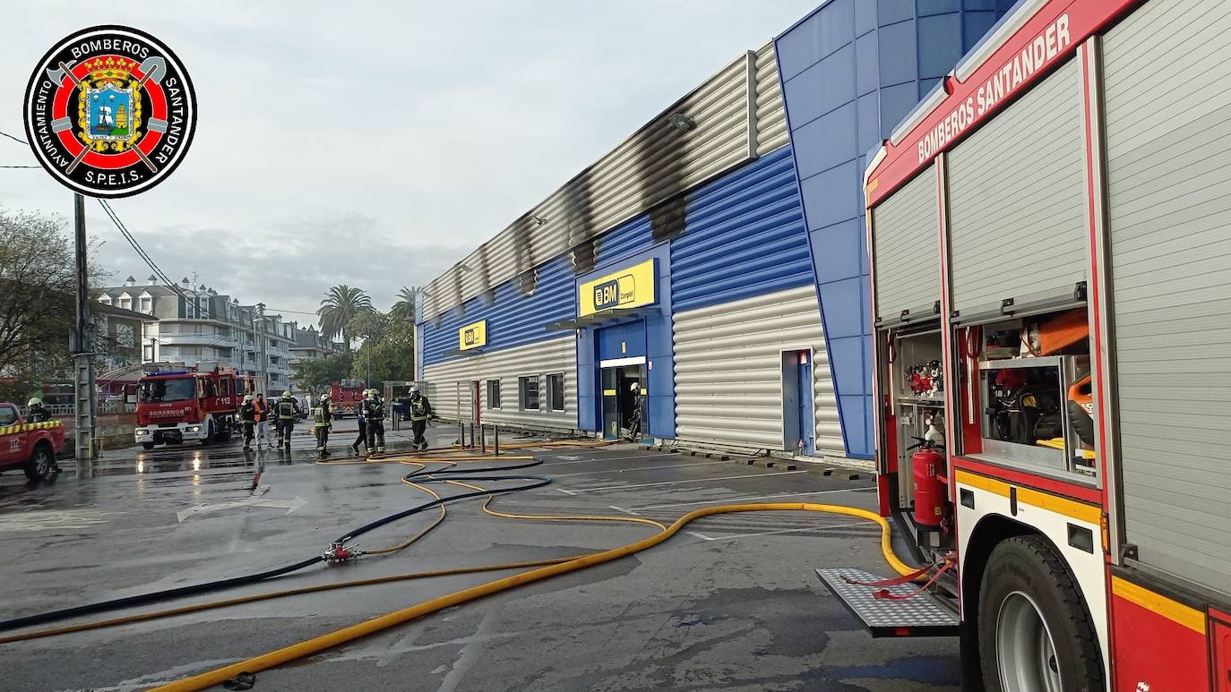 Fotos: Las imágenes del incendio del supermercado y el dispositivo de extinción