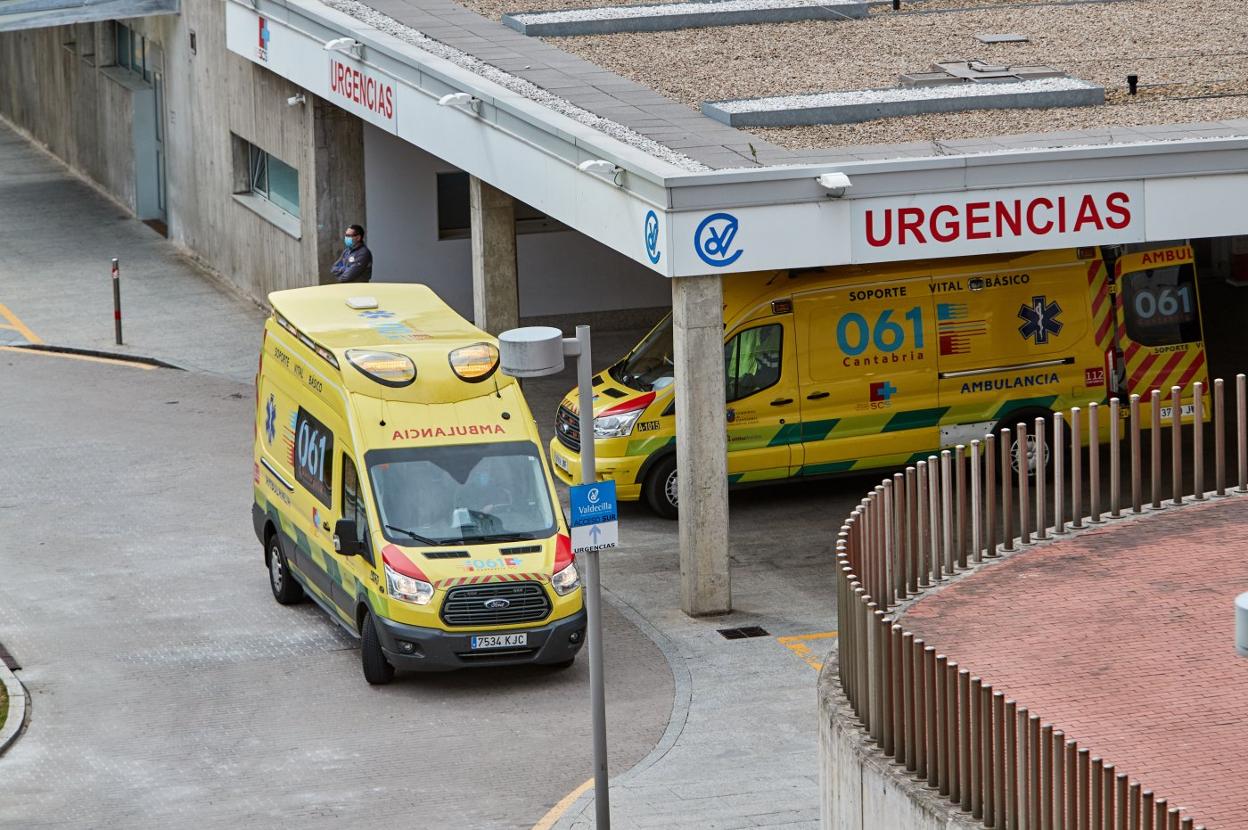 Ambulancias a las puertas de Urgencias del Hospital Valdecilla. 