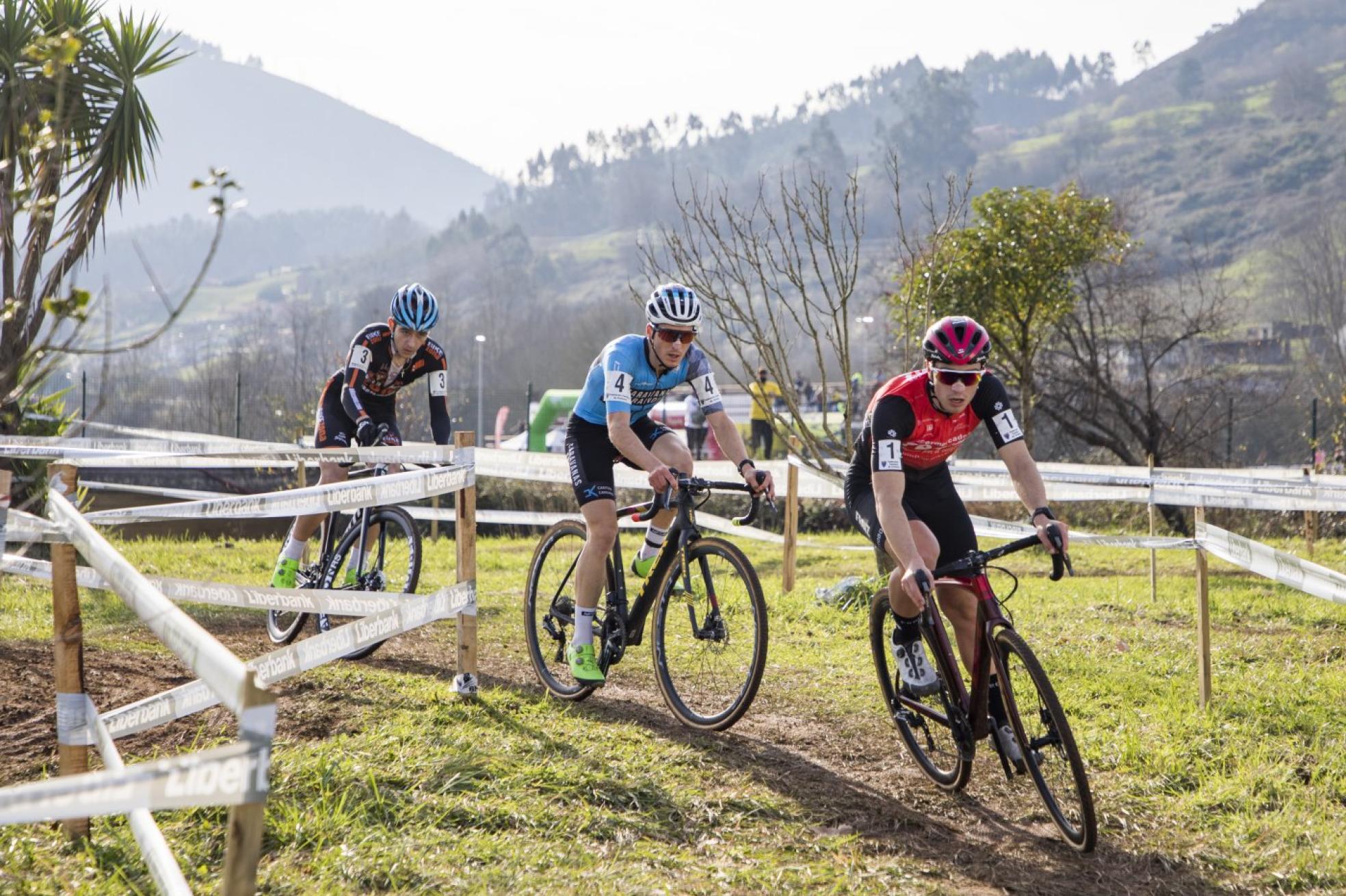 Gonzalo Inguanzo (derecha) en el Campeonato de Cantabria en Los Corrales. El de Santillana es favorito al oro en categoría sub23. 