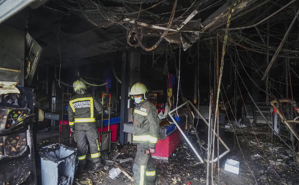 Imagen de los daños provocados por el fuego en el supermercado de la villa pejina.