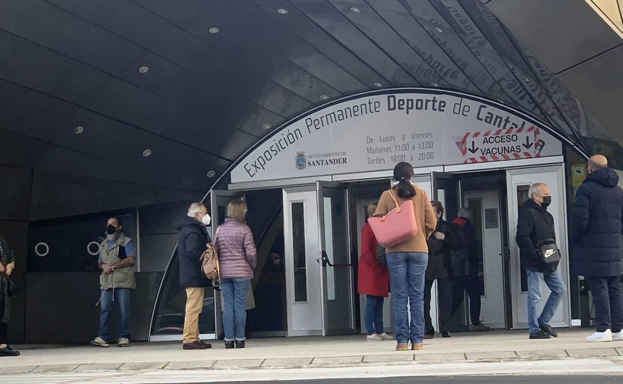 Personas esperando para ser vacunadas en el Palacio de los Deportes de Santander, nuevo vacunódromo del SCS.