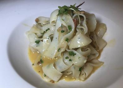 Imagen secundaria 1 - Tallarines de calamar con carbonara y mini hamburguesas de bogavante.