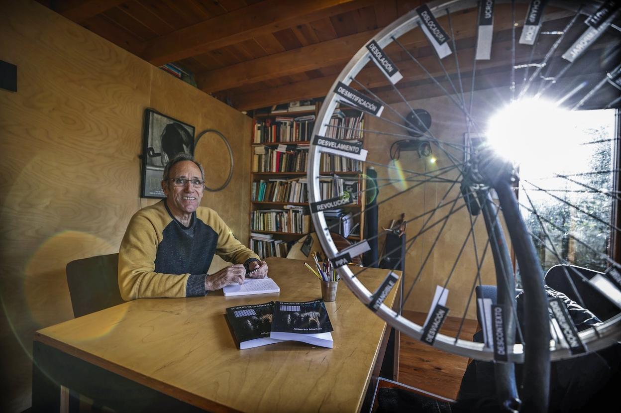 El torrelaveguense Alberto Muñoz en su estudio de Cos, localidad del municipio de Mazcuerras.