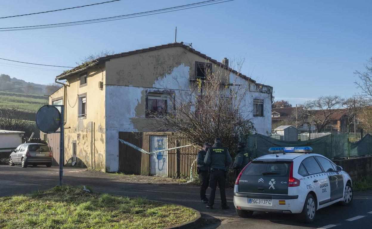 Dos agentes de la Guardia Civil junto a la casa de Eva Jaular, donde apareció asesinada junto a su hija de once meses