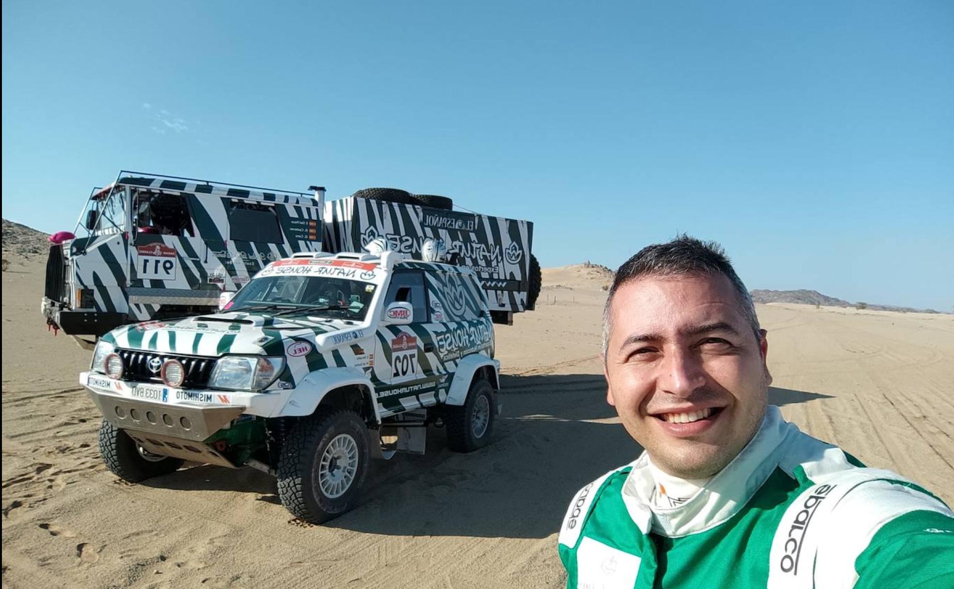 El camargués Guss Caro, juntoa los dos vehículos de su equipo.