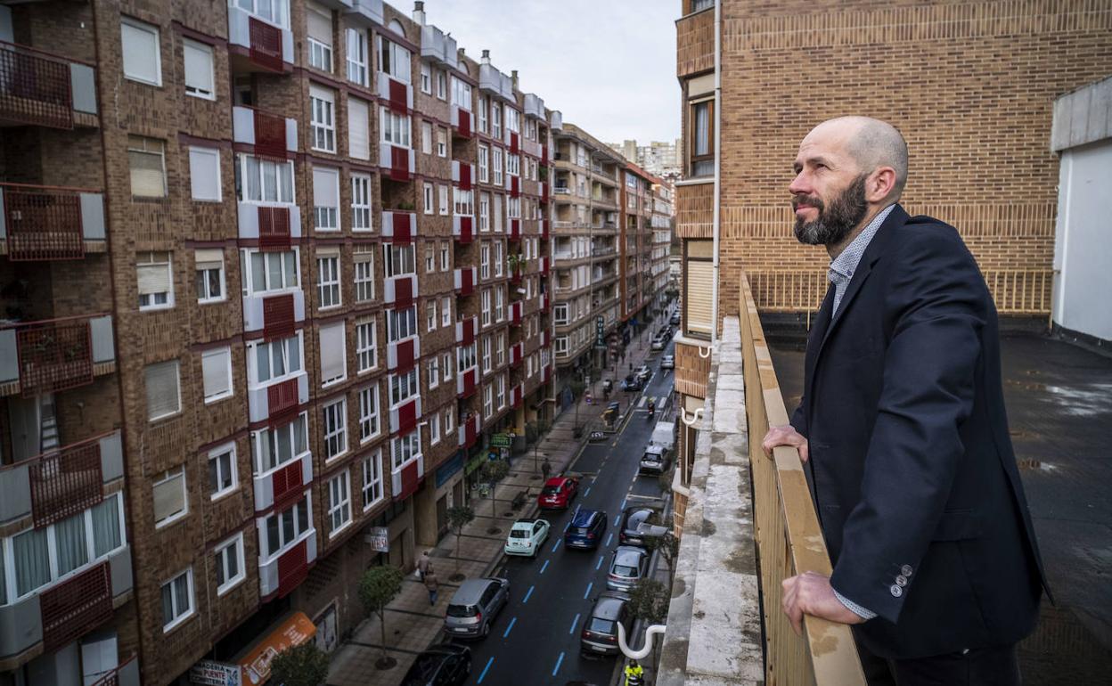 Reinhard Wallmann, asomado a una de las terrazas de la Consejería de Sanidad.