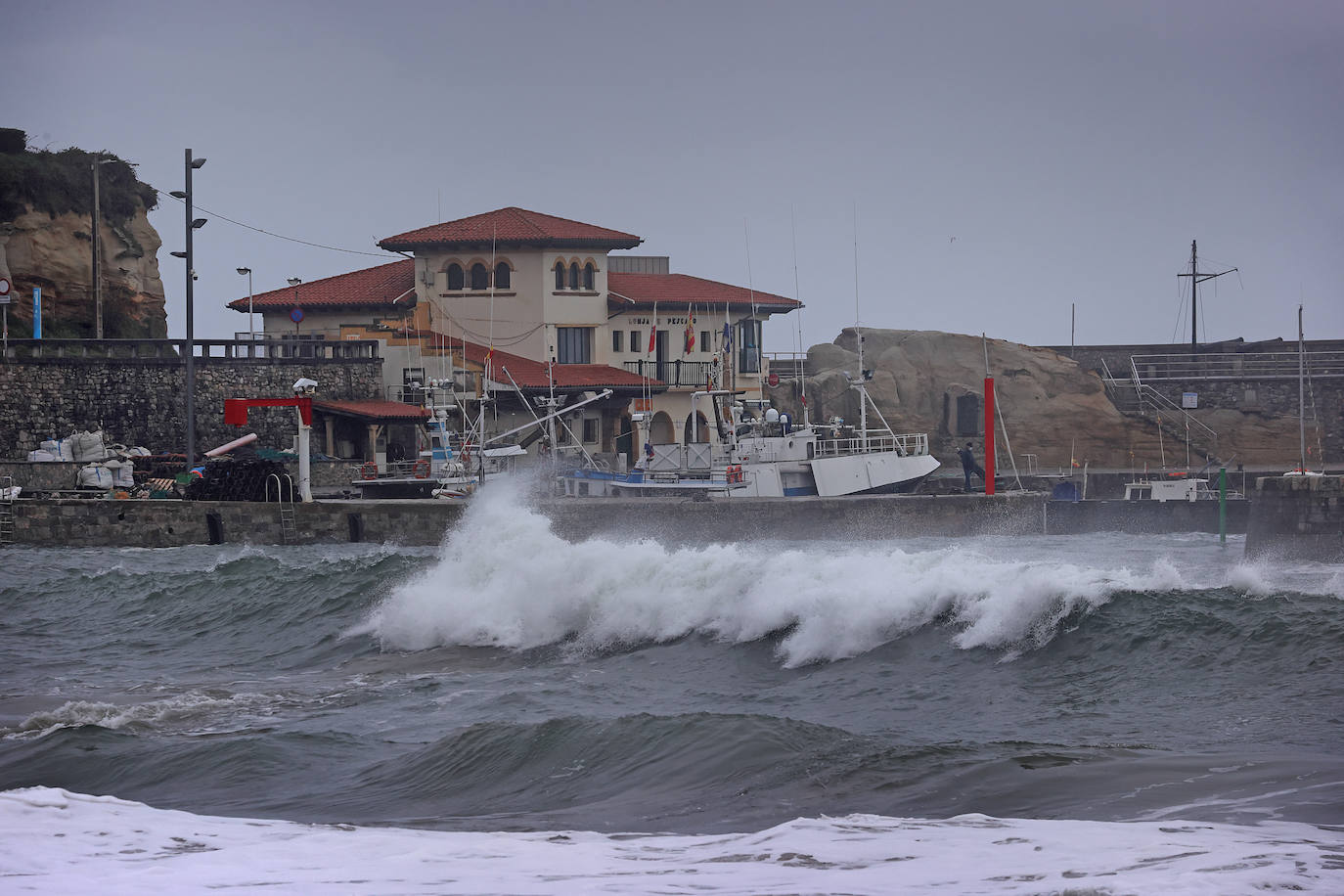 Fotos: Imágenes del temporal marítimo en Comillas y Oyambre