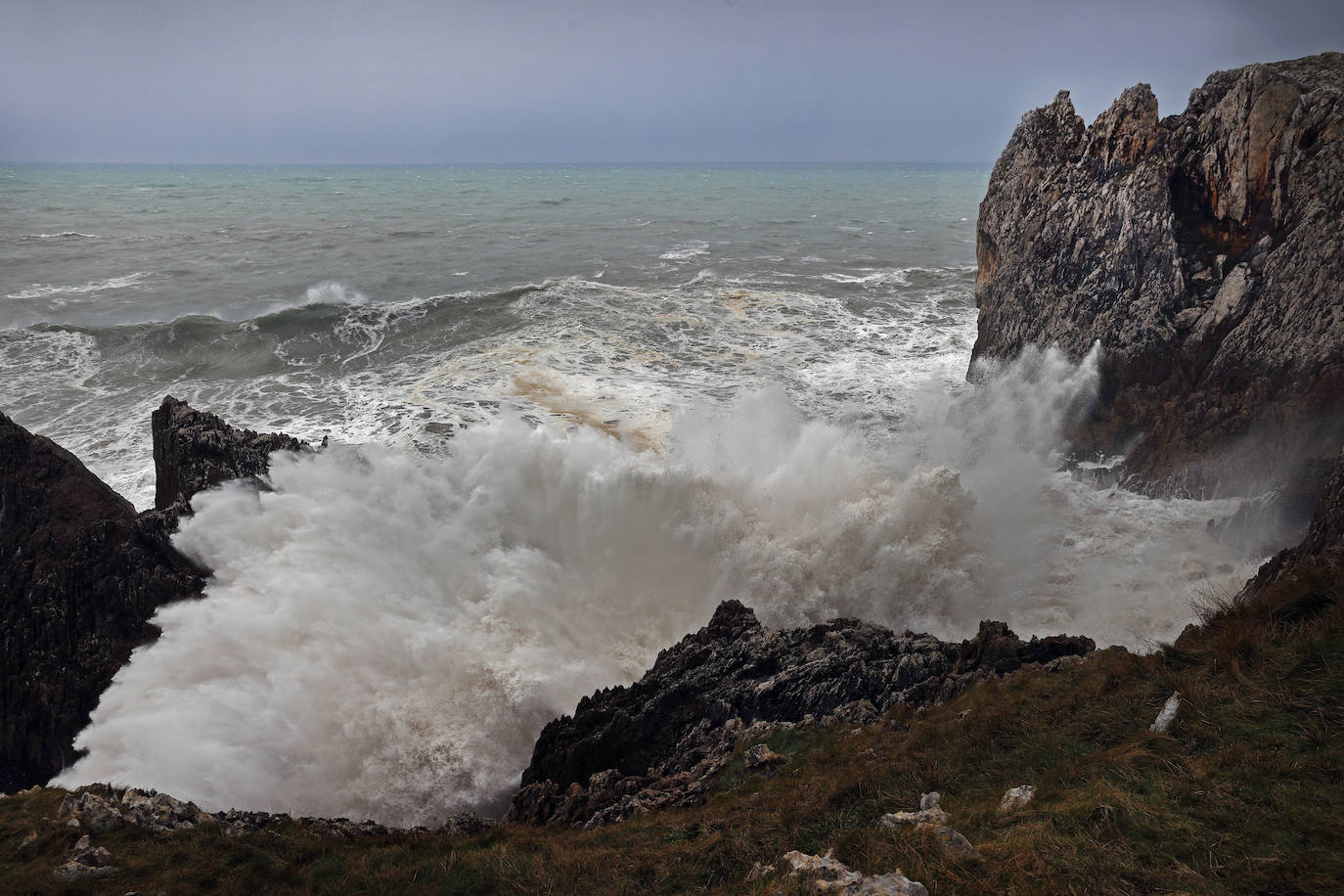 Fotos: Imágenes del temporal marítimo en Comillas y Oyambre