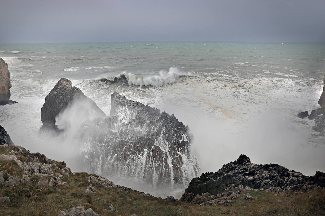 Fotos: Imágenes del temporal marítimo en Comillas y Oyambre