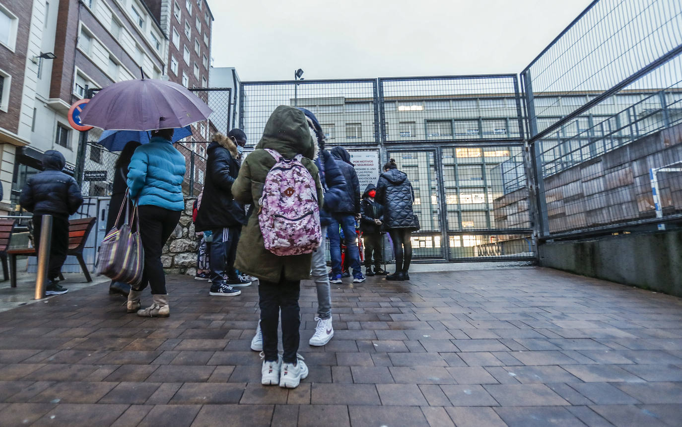 Imágenes del colegio Antonio Mendoza, en Cisneros, en el primer día de clase tras la vuelta de las vacaciones.