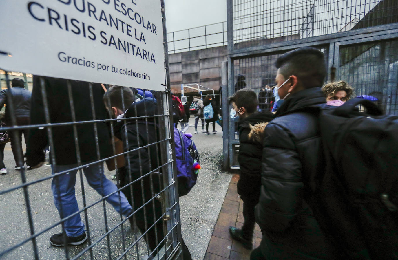 Imágenes del colegio Antonio Mendoza, en Cisneros, en el primer día de clase tras la vuelta de las vacaciones.