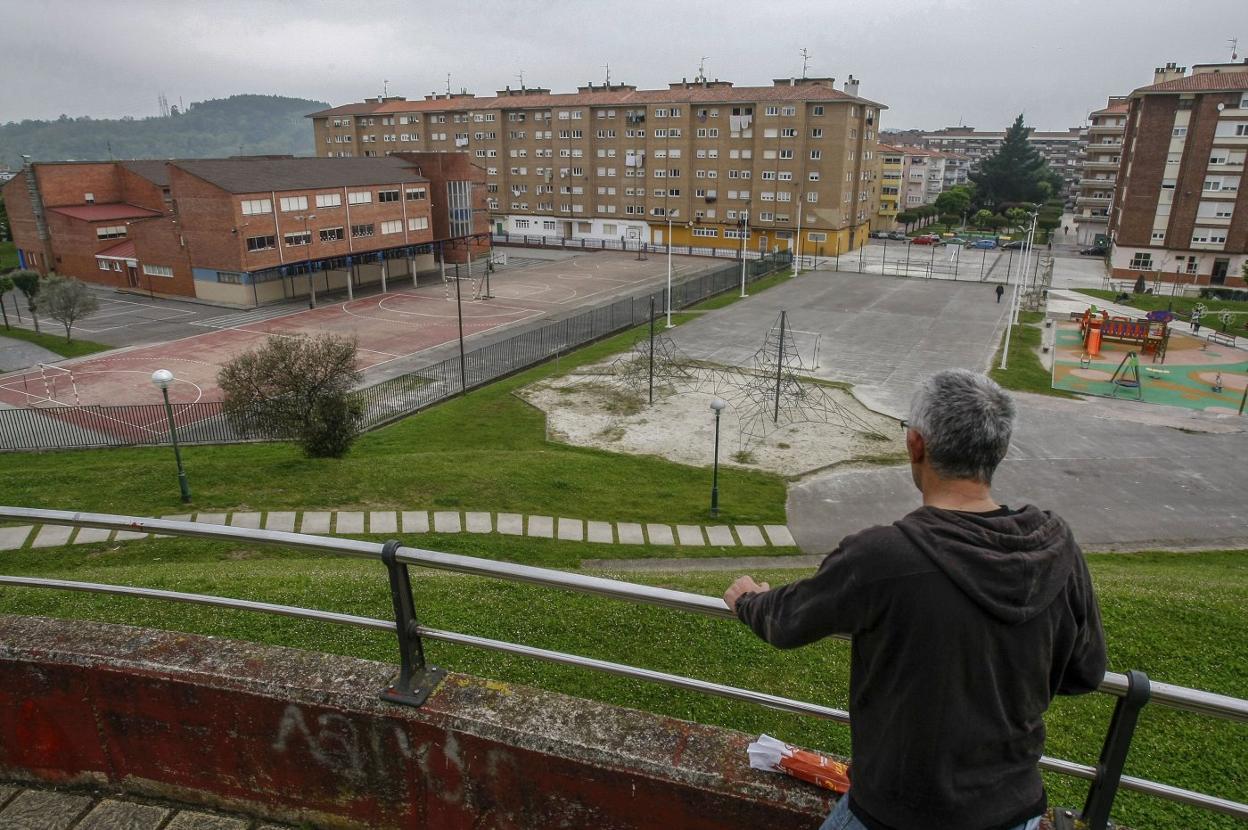 Pista polideportiva junto al colegio José Luis Hidalgo, en Nueva Ciudad. luis palomeque