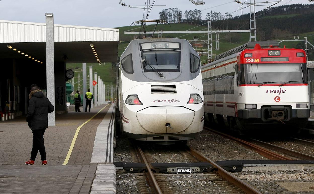 El Alvia y un tren de cercanias en la estación de Torrelavega.