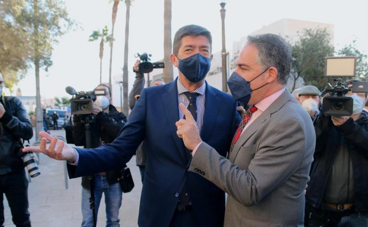 El vicepresidente de la Junta de Andalucía, Juana Marín (i) con el consejero de la presidencia, Elías Bendodo 