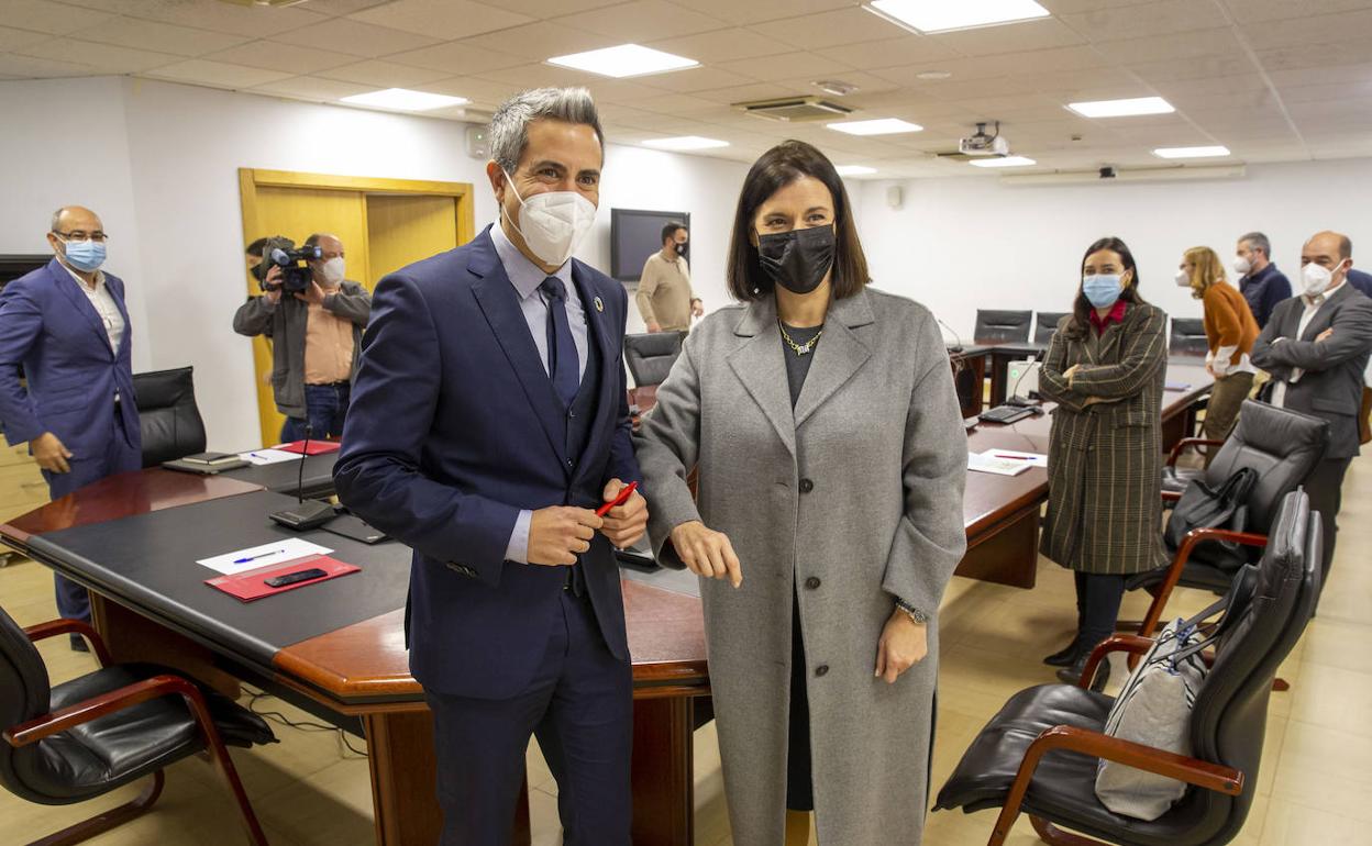 Pablo Zuloaga y Gema Igual, con sus respectivos equipos en la reunión de este martes.