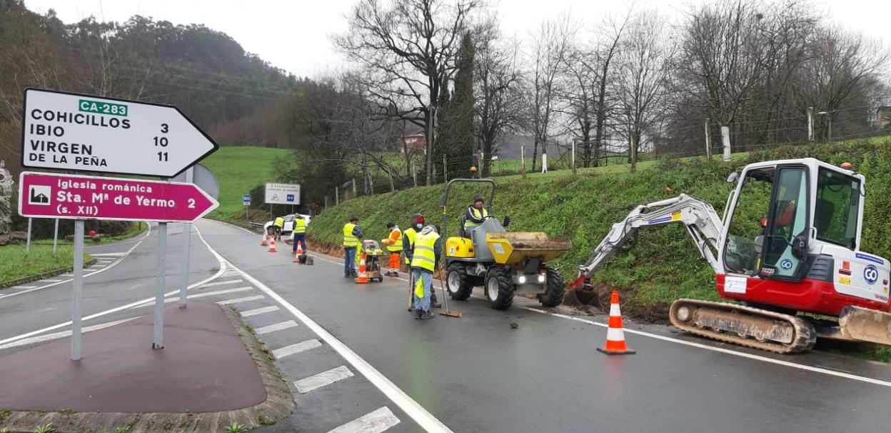 Obras en el entorno de la rotonda de acceso al pueblo de Riocorvo. 