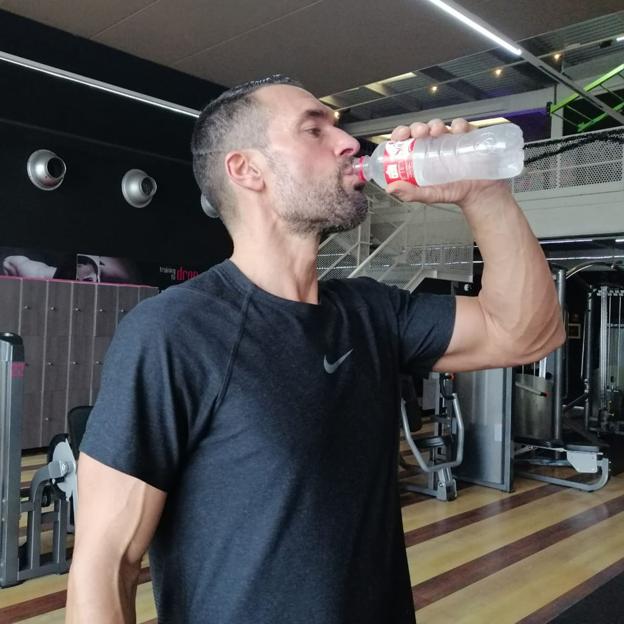 Beber agua es fundamental para que todas las funciones de tu organismo marchen adecuadamente.