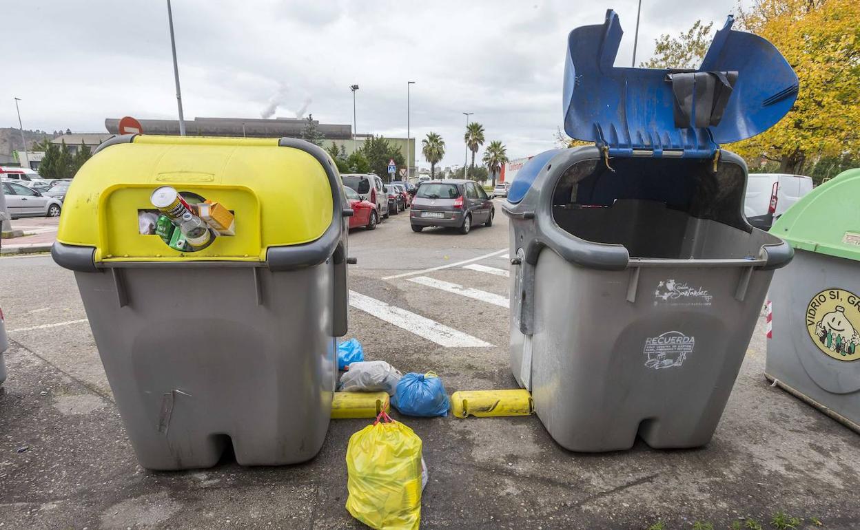 Bolsas de basura acumuladas a los pies de un contenedor lleno en Nueva Montaña en noviembre