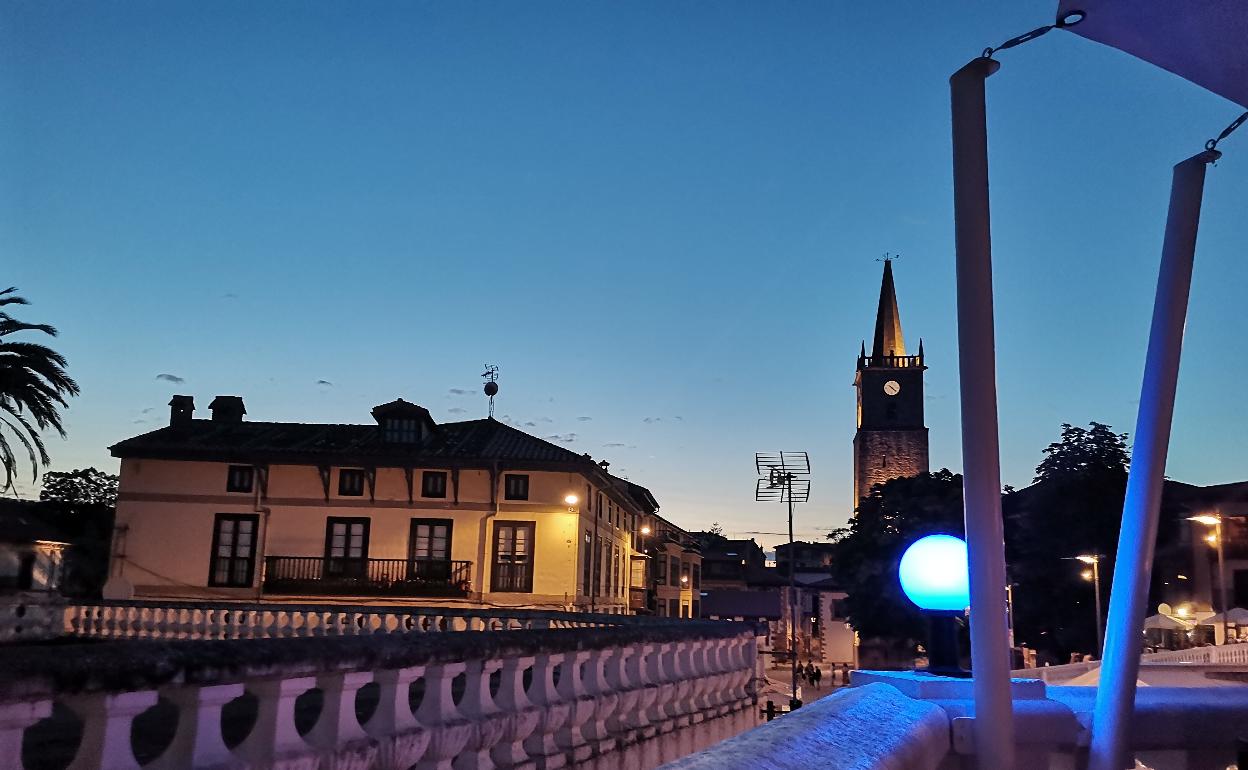 El casco histórico de Comillas con la torre de la iglesia a la derecha. 