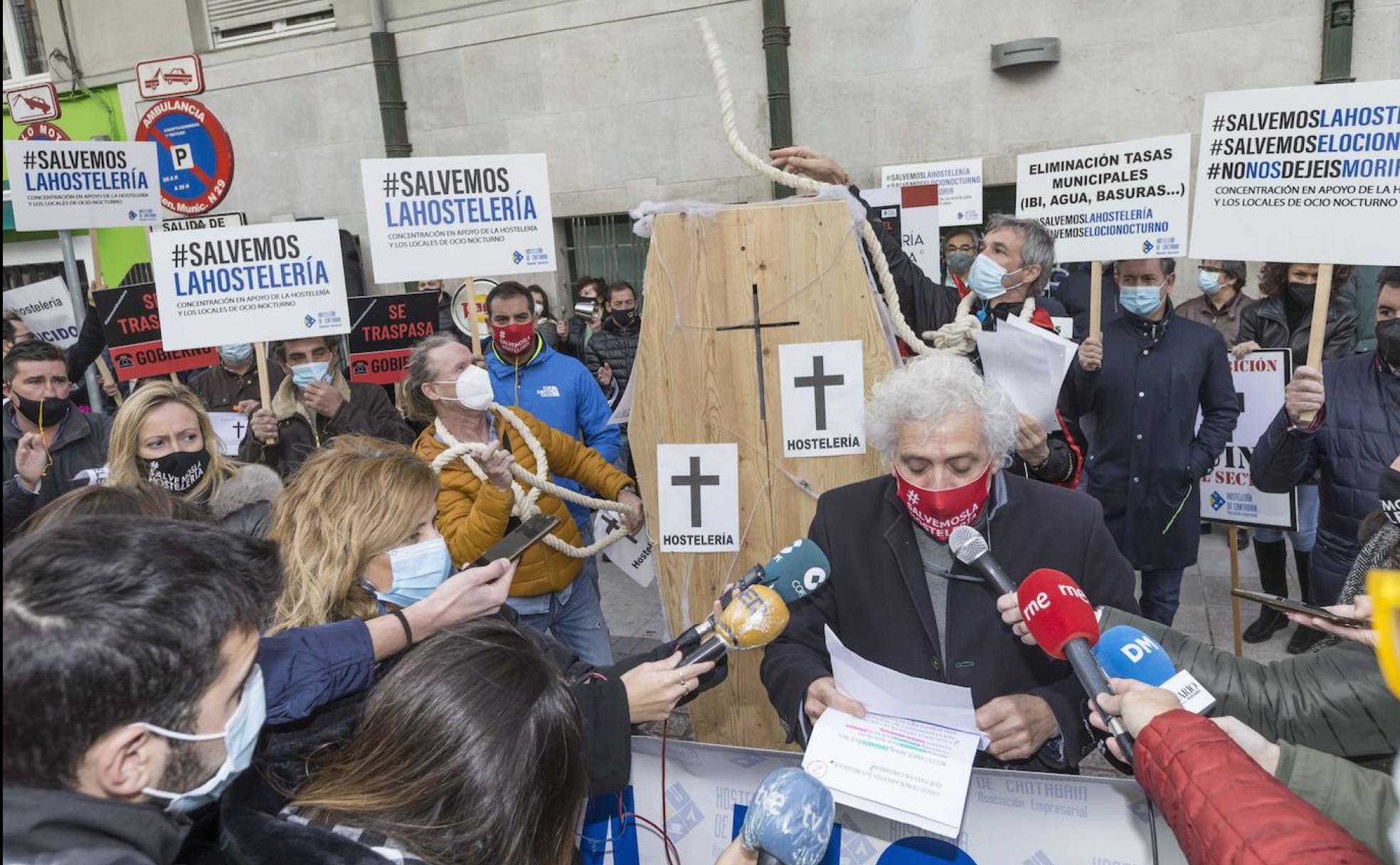 Cuevas, en una movilización en la que se alertó de la muerte del sector frente al Gobierno cántabro.