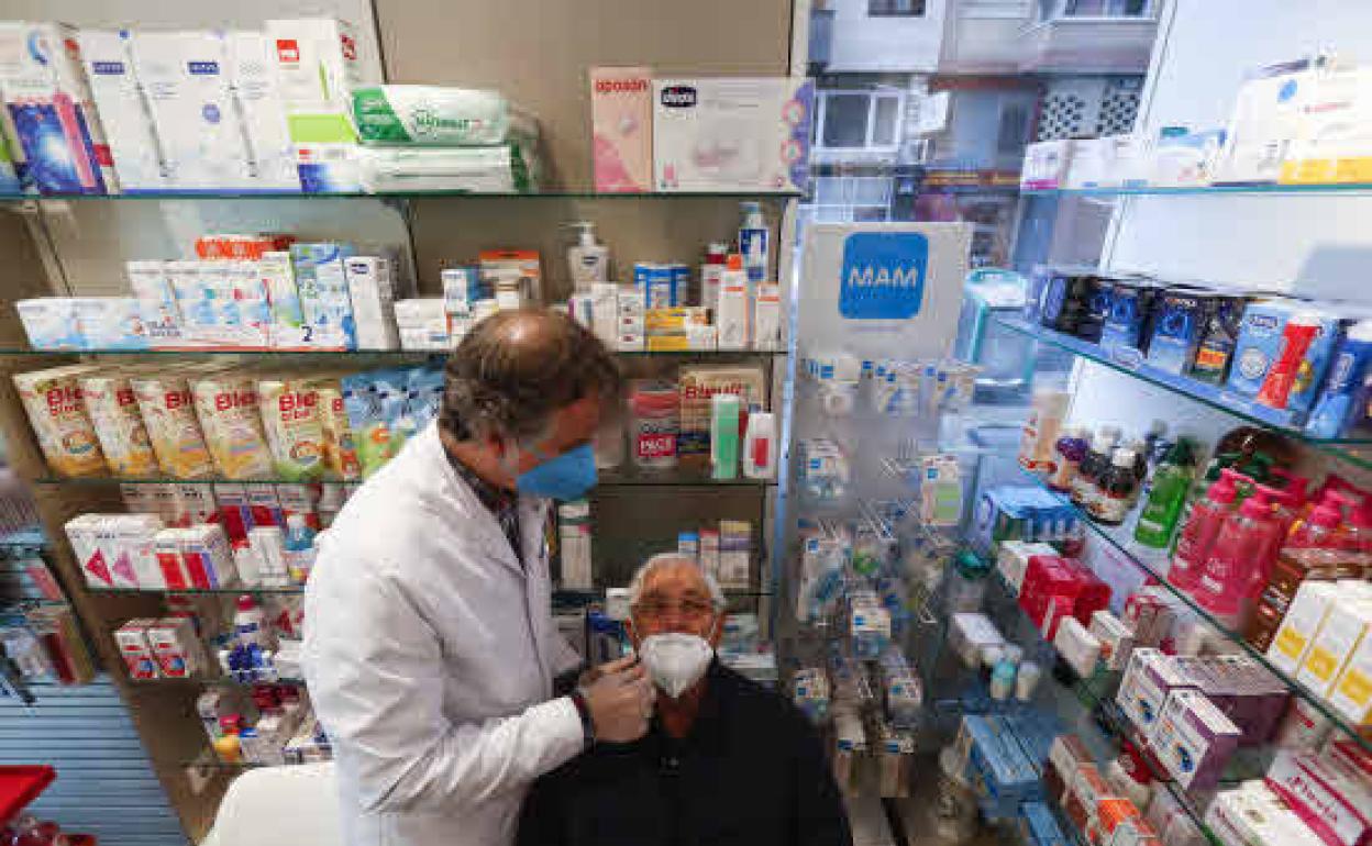 Imagen de la Farmacia Javier Rapado Santaolalla, en Santander, donde se realizan test de antígenos,