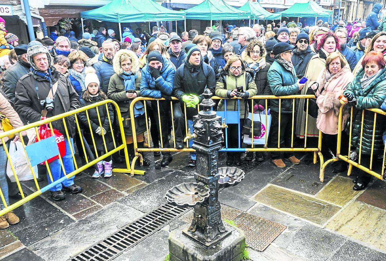 La fuente de la Plaza de España de Reinosa mana vino cada 20 de enero. 