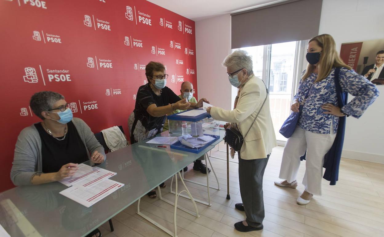 Votaciones en la Agrupación socialista de Santander en 2021.