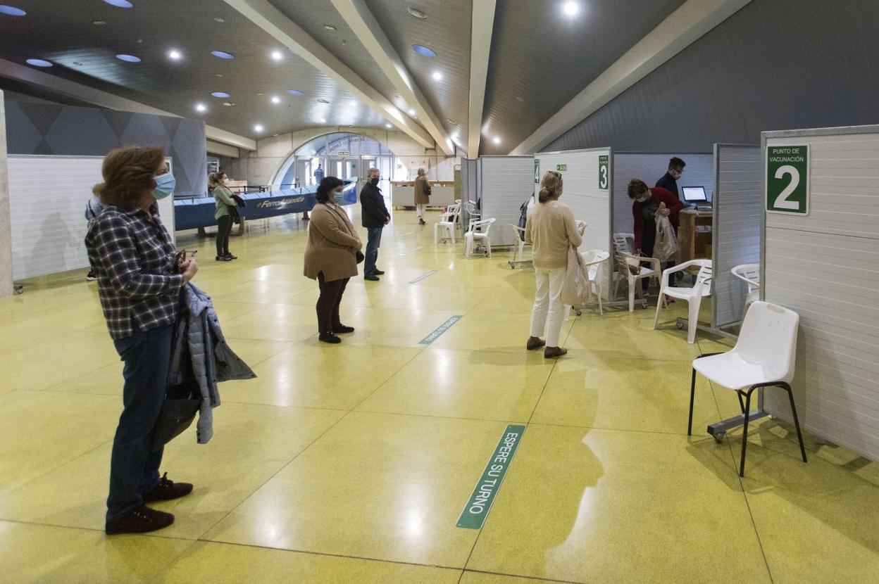 Punto de vacunación habilitado en el Palacio de Deportes de Santander.