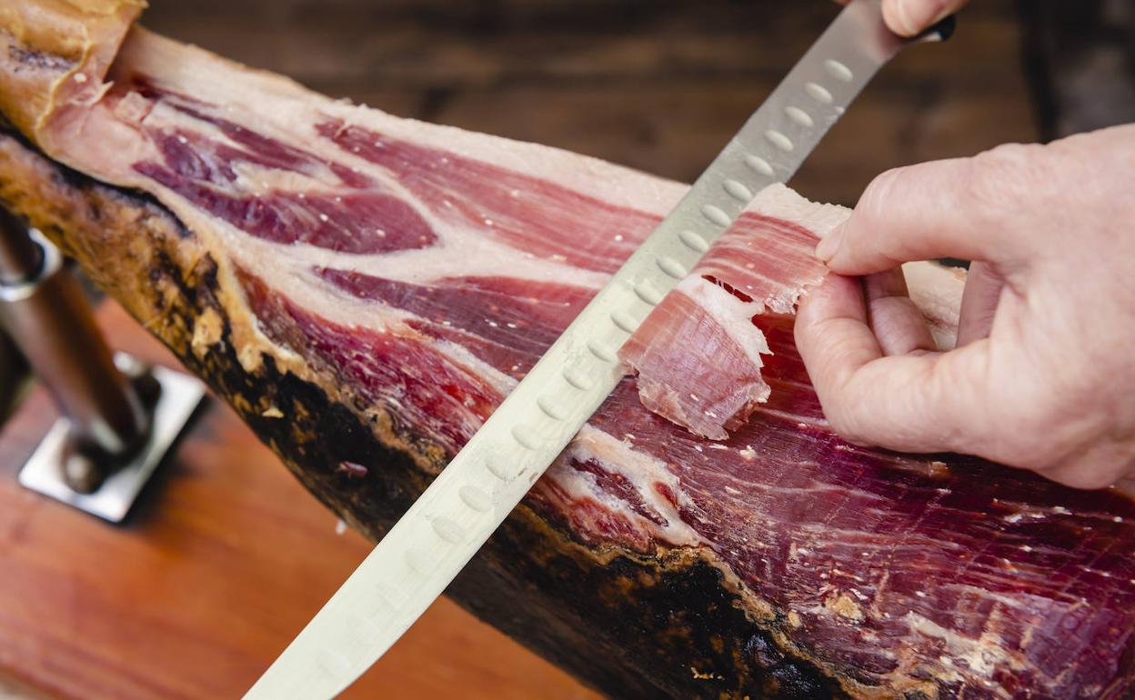 Corte de un jamón ibérico.